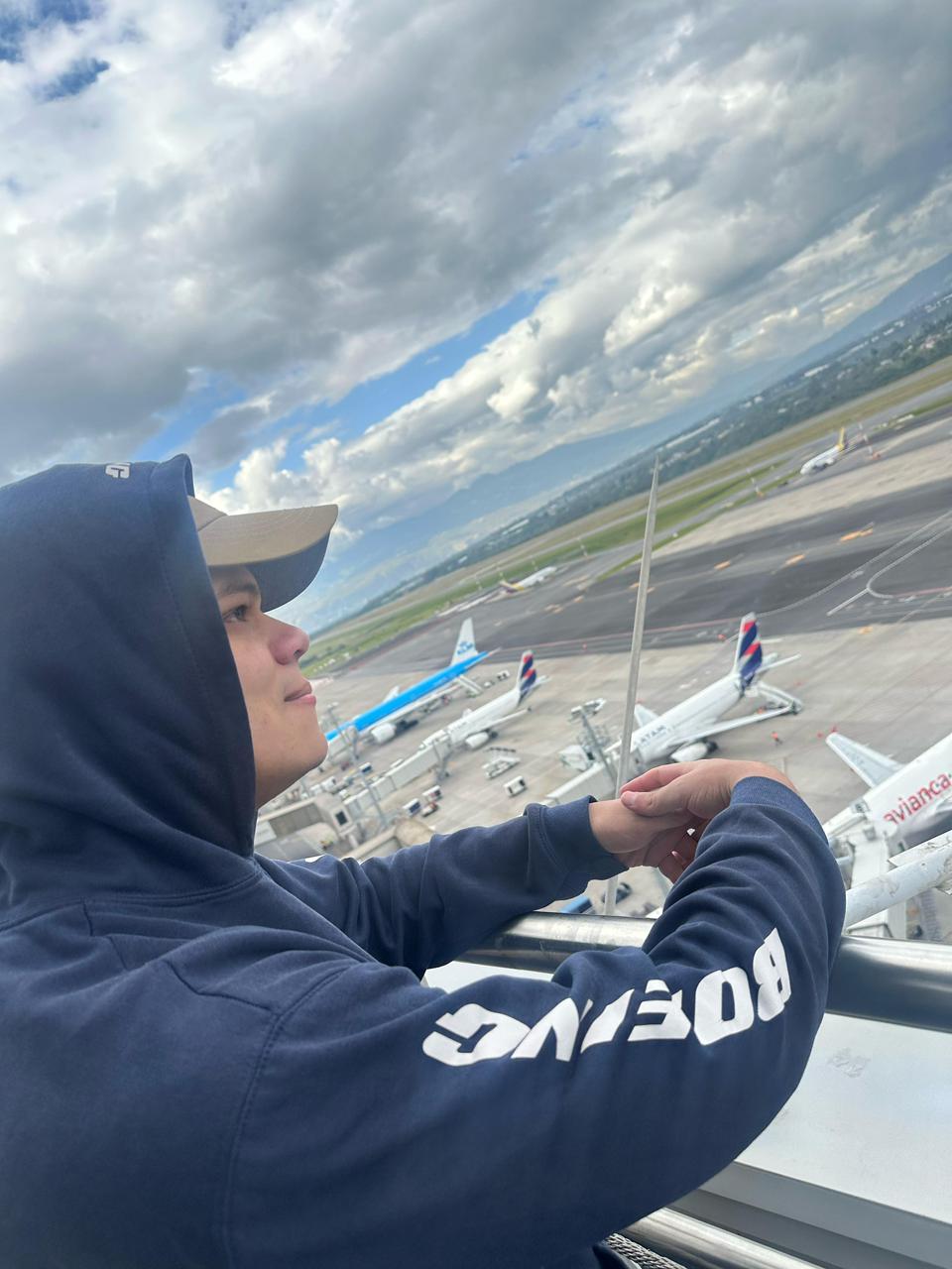 Angel observando la plataforma con aviones de KLM, LATAM y Avianca